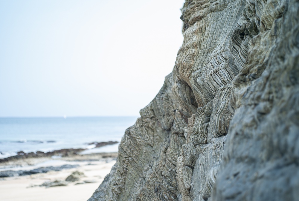 La roche plissée de la plage de Bordardoué